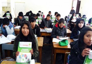 Estudiantes del programa Triunfador Beca 18 reciben compendios académicos Estudiantes del programa Triunfador Beca 18 reciben compendios académicos