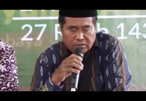 Un orador indonesio muere mientras recita en una ceremonia televisada Un orador indonesio muere mientras recita en una ceremonia televisada