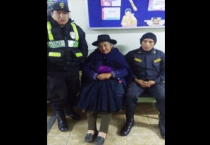 Viejita con carácter recalcitrante le saca la ‘chochoca’ a los tombos Viejita con carácter recalcitrante le saca la ‘chochoca’ a los tombos