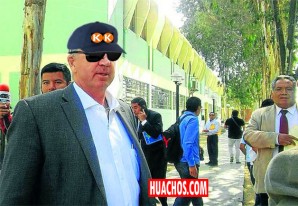 Fernando Cillóniz («Nando») casi de incognito hace leña del árbol caído Fernando Cillóniz («Nando») casi de incognito hace leña del árbol caído