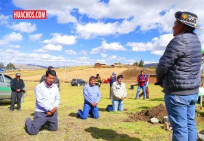 Comuneros azotan a responsables de obra para que no la dejen inconclusa Comuneros azotan a responsables de obra para que no la dejen inconclusa