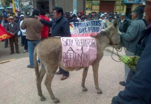 Los huancavelicanos protestan con símbolos originales el auto-aumento salarial del alcalde Los huancavelicanos protestan con símbolos originales el auto-aumento salarial del alcalde