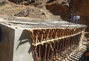 En Ticrapo, puente de un proyecto del Gore Huancavelica se desmorona por pedazos En Ticrapo, puente de un proyecto del Gore Huancavelica se desmorona por pedazos