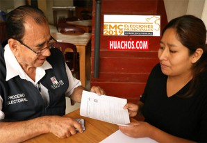 Entregan credenciales y capacitan a miembros de mesa para elecciones complementarias Entregan credenciales y capacitan a miembros de mesa para elecciones complementarias