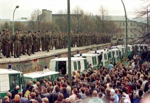HACE 25 AÑOS CAYÓ EL MURO DE BERLÍN HACE 25 AÑOS CAYÓ EL MURO DE BERLÍN
