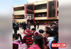 Profes huancavelicanos reciben bailando a sus alumnos por el primer día de clases Profes huancavelicanos reciben bailando a sus alumnos por el primer día de clases
