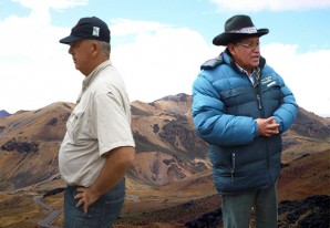 Los ex-hermanos buscan agua cada uno por su lado, uno con gorra y el otro con sombrero - VIDEOS Los ex-hermanos buscan agua cada uno por su lado, uno con gorra y el otro con sombrero - VIDEOS
