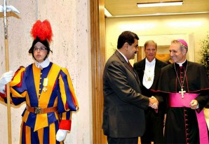 El Vaticano recibe con todos los honores a Maduro para poner a punto la mediación del papa El Vaticano recibe con todos los honores a Maduro para poner a punto la mediación del papa